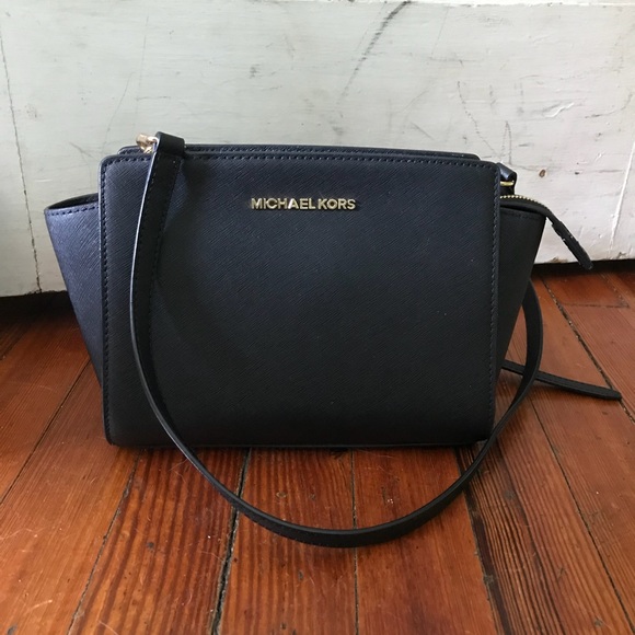 Michael Kors Handbags - Michael Kors Selma Crossbody